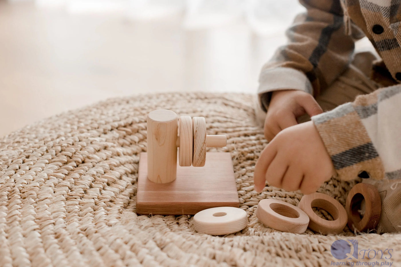 QToys Horizontal Hanger
